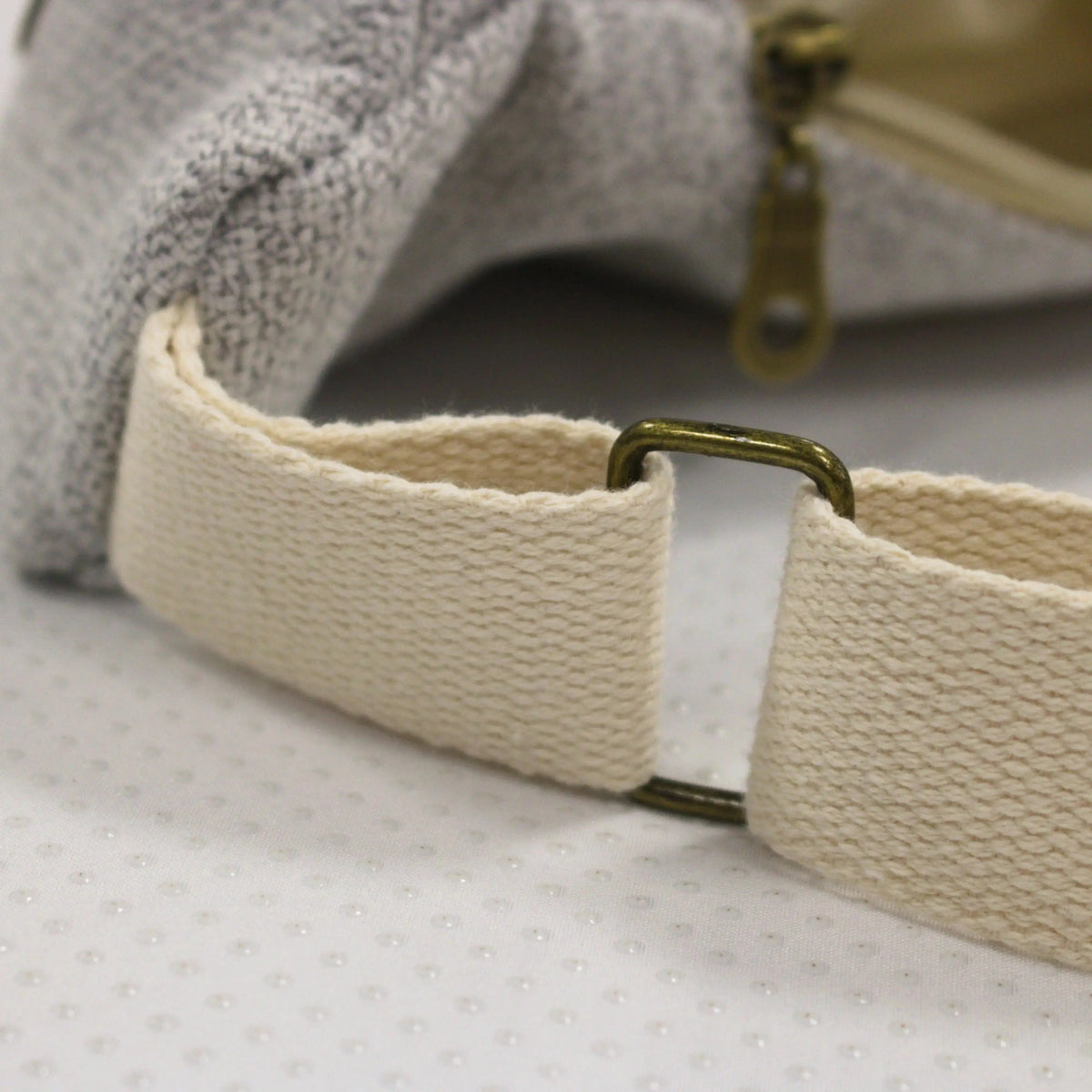Les sangles, mousquetons et zips : détails invisibles mais essentiels – matière textile et fabrication – Mycobloom