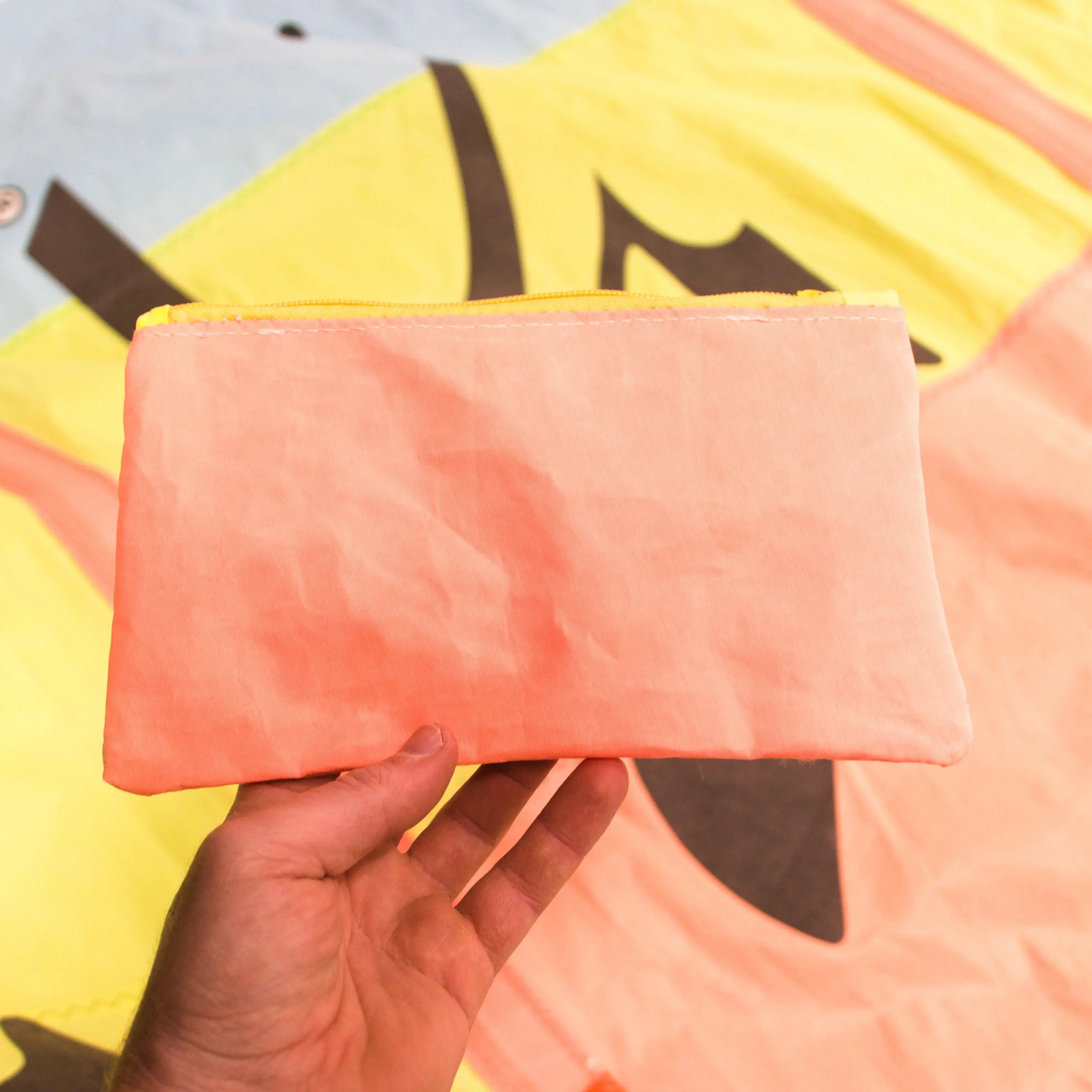 Pochette en voile de bateau recyclée - création textile durable -wavaya