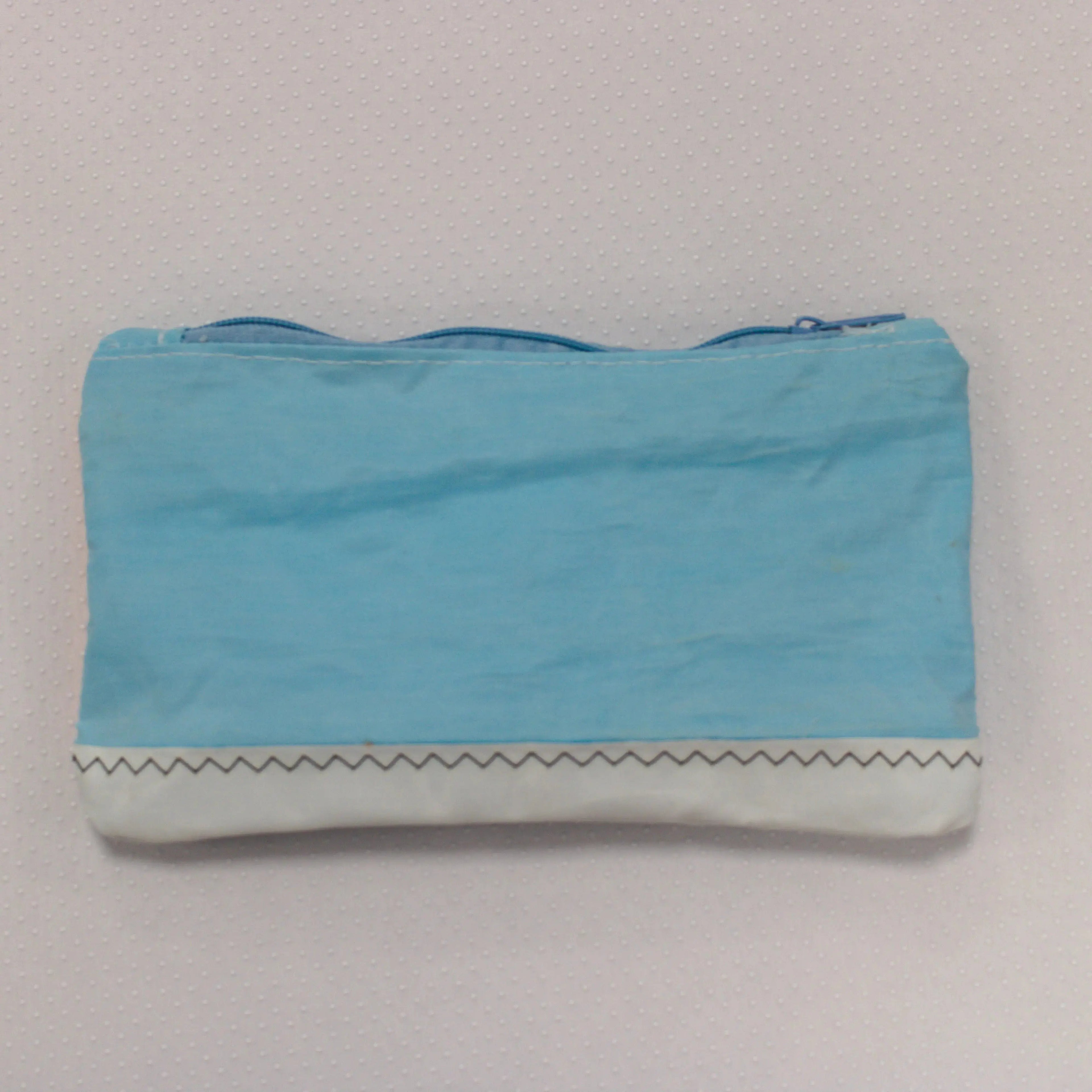Pochette en voile de bateau recyclée - création textile durable - Mycobloom