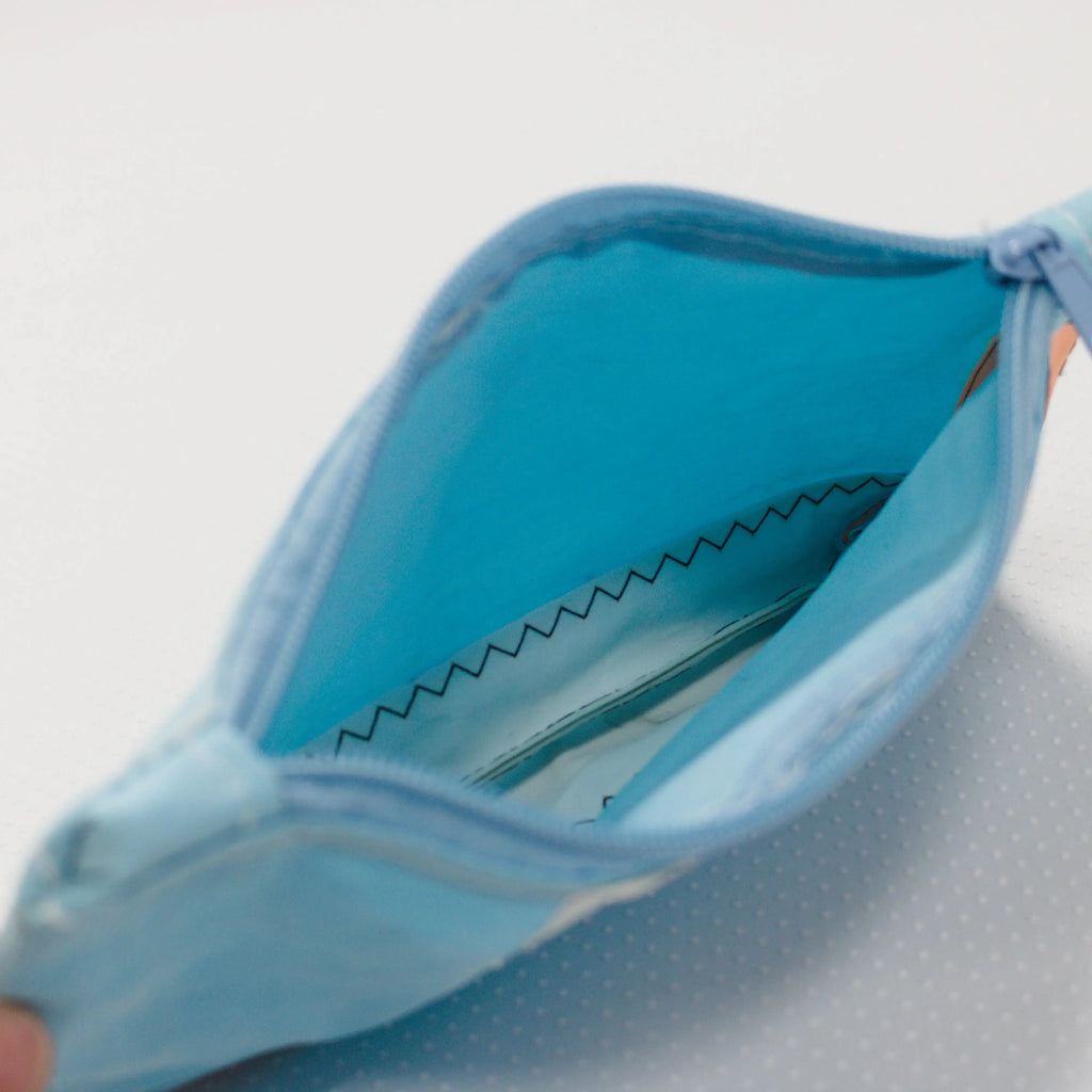 Pochette en voile de bateau recyclée - création textile durable - Mycobloom
