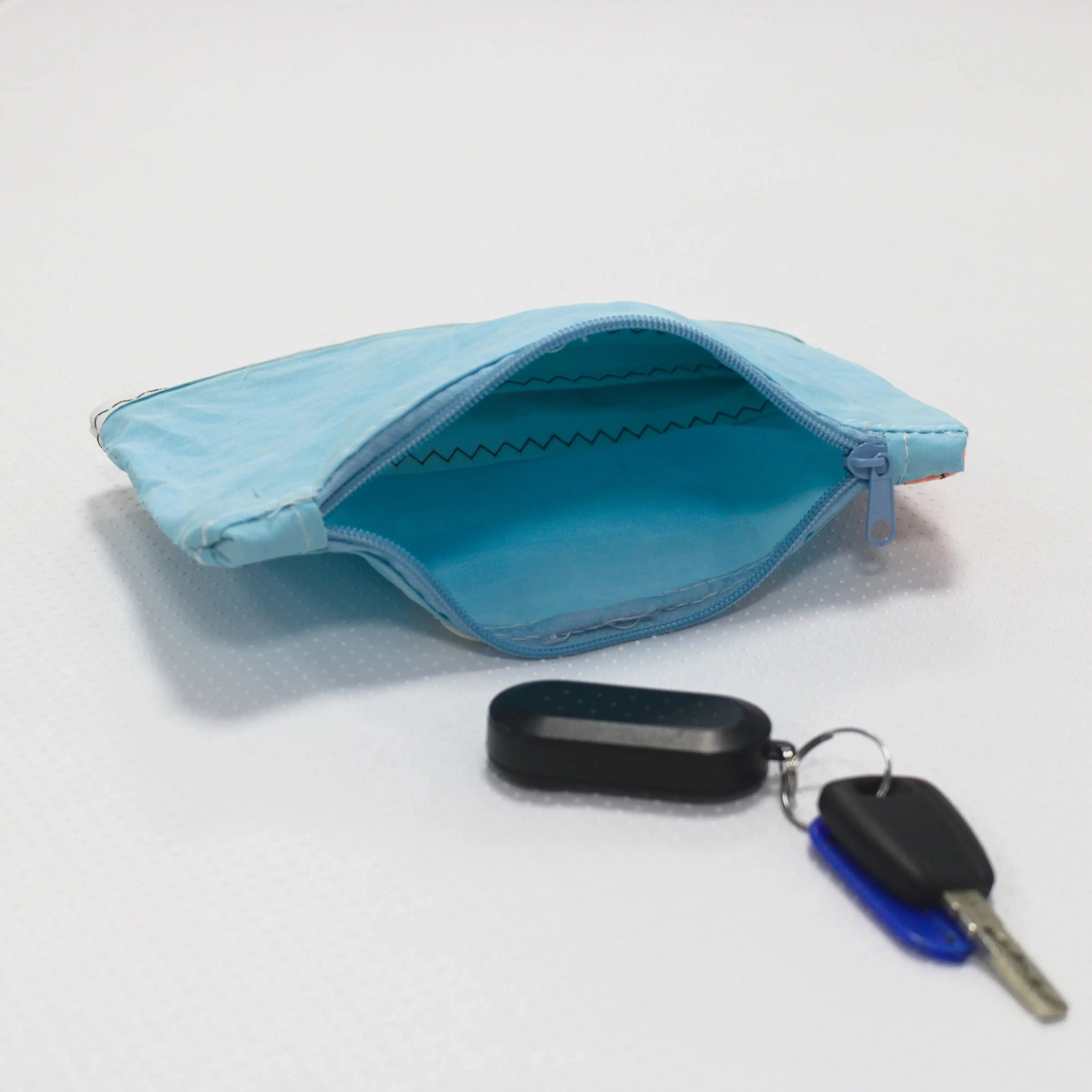 Pochette en voile de bateau recyclée - création textile durable - Mycobloom