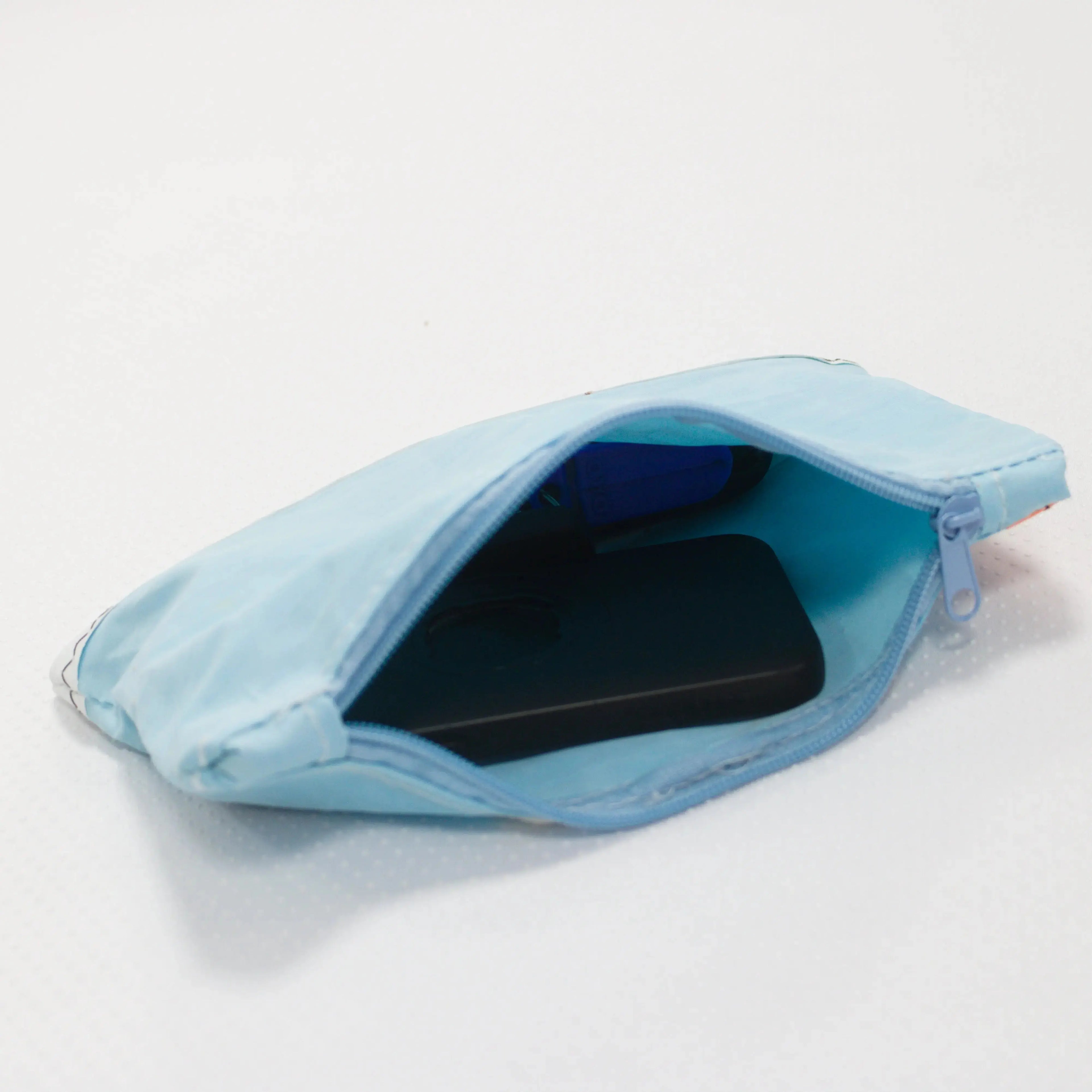 Pochette en voile de bateau recyclée - création textile durable - Mycobloom