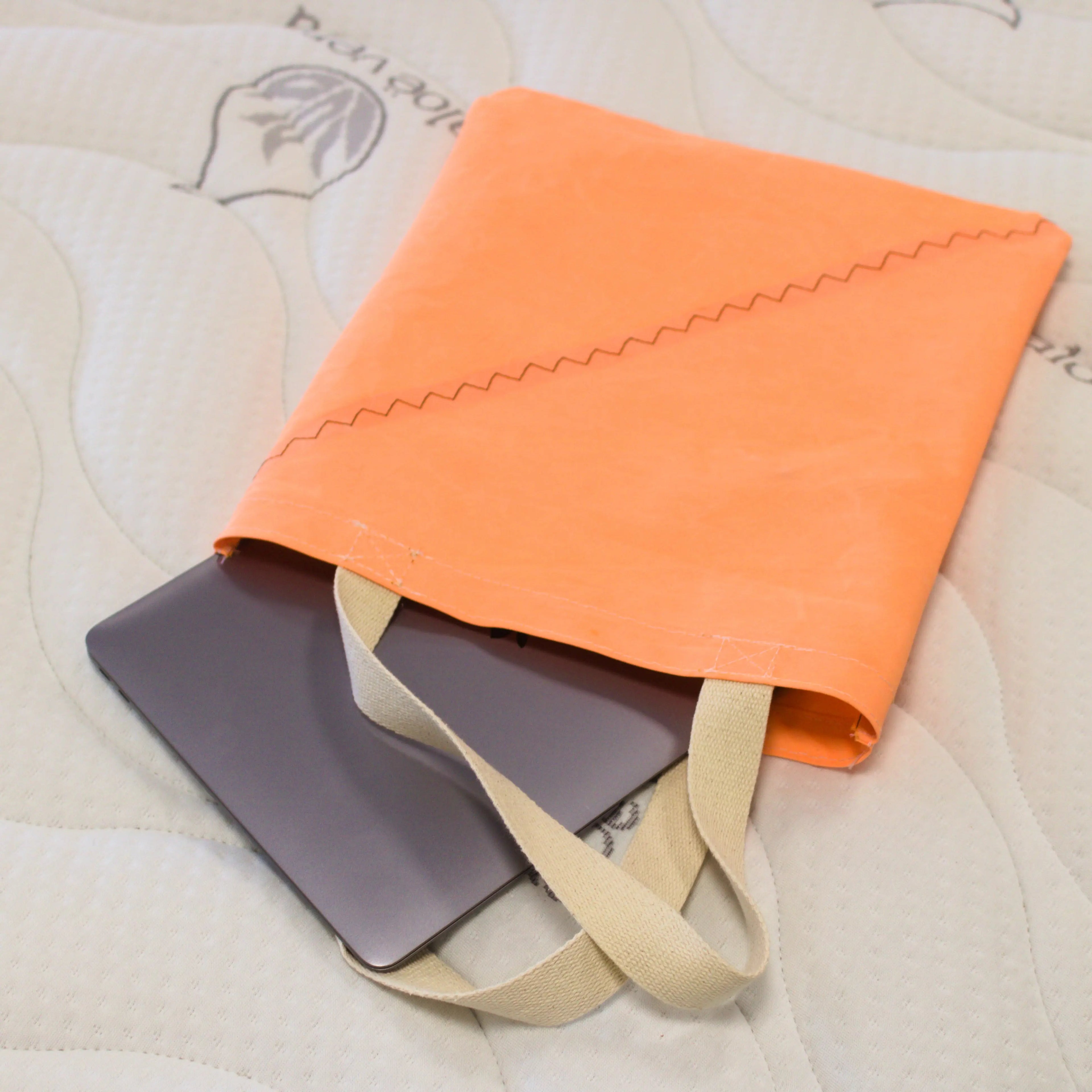 Tote bag en voile de bateau recyclée - création textile durable - Mycobloom